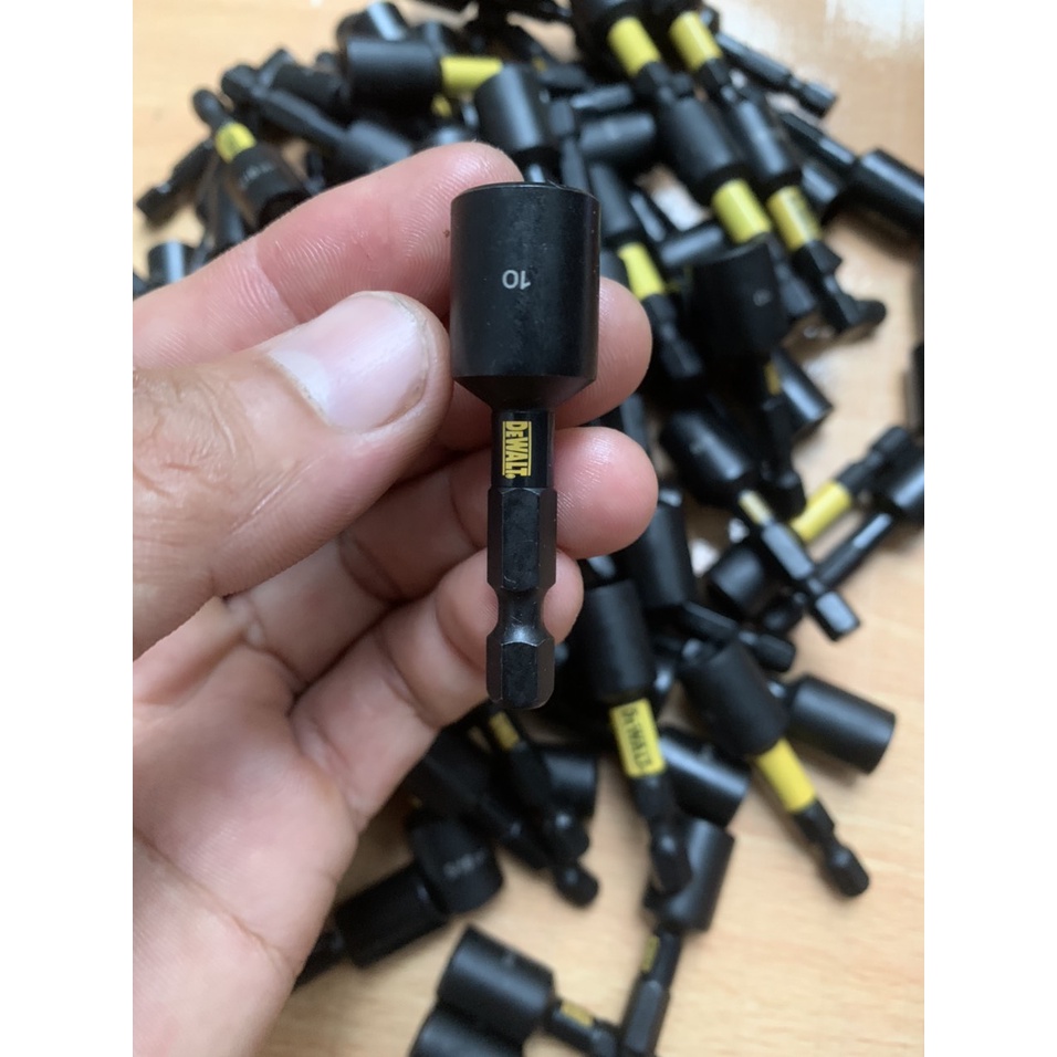 Đầu bắn tôn Dewalt đen tem đen 10ly dài 50mm hàng bãi nhật có nam châm