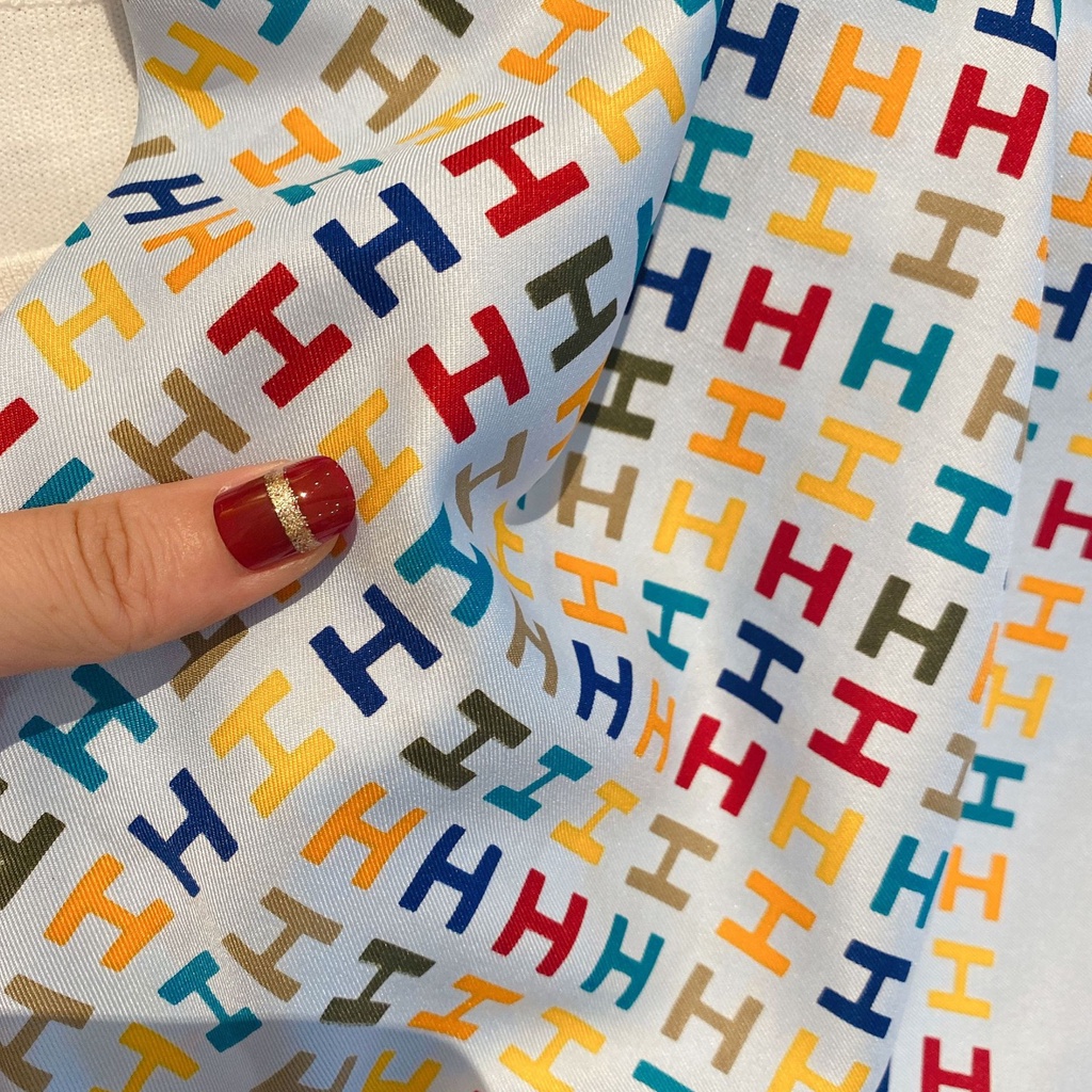 Khăn Choàng Vuông 90x90cm In Chữ Thời Trang Cho Nữ Giới