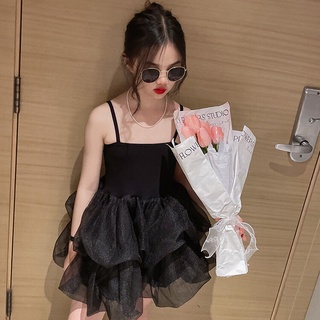 Cô Gái Quần Áo Mùa Hè