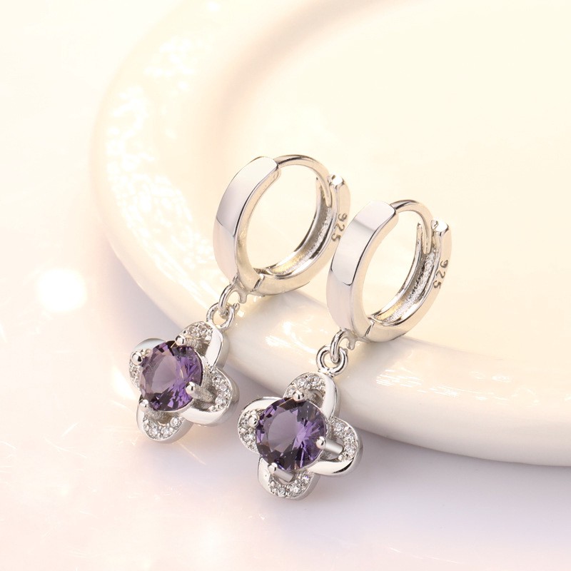 Khuyên tai nữ trang đính đá tạo hình độc đáo