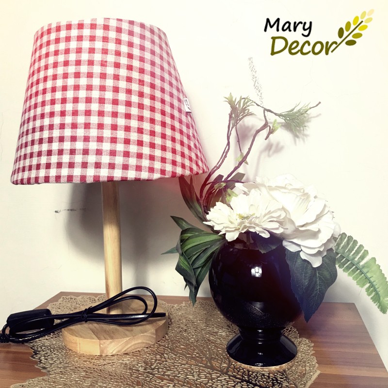 Đèn ngủ Mary Decor, đèn bàn ngủ chân gỗ cao cấp, chao vải bố linen dễ thương - caro đỏ  - DB-A03