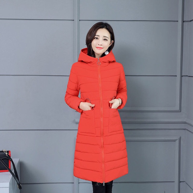 Áo phao nử dáng dài có mủ và 1 quả cầu lông