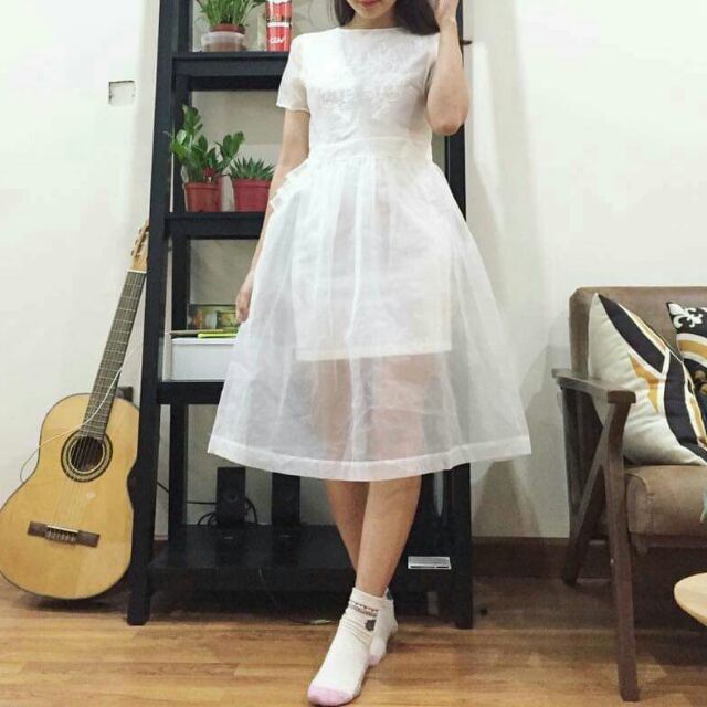Đầm trắng thanh khiết như công chúa thiết kế có hiệu, có thể mặc như dâu phụ hoặc áo cô dâu đám hỏi
