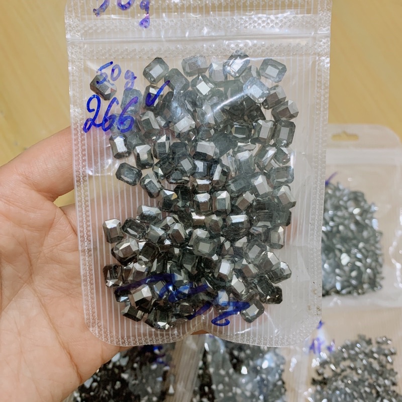 Đá khối chân nhọn đen mix hình (set 100 viên) - LanChiNail