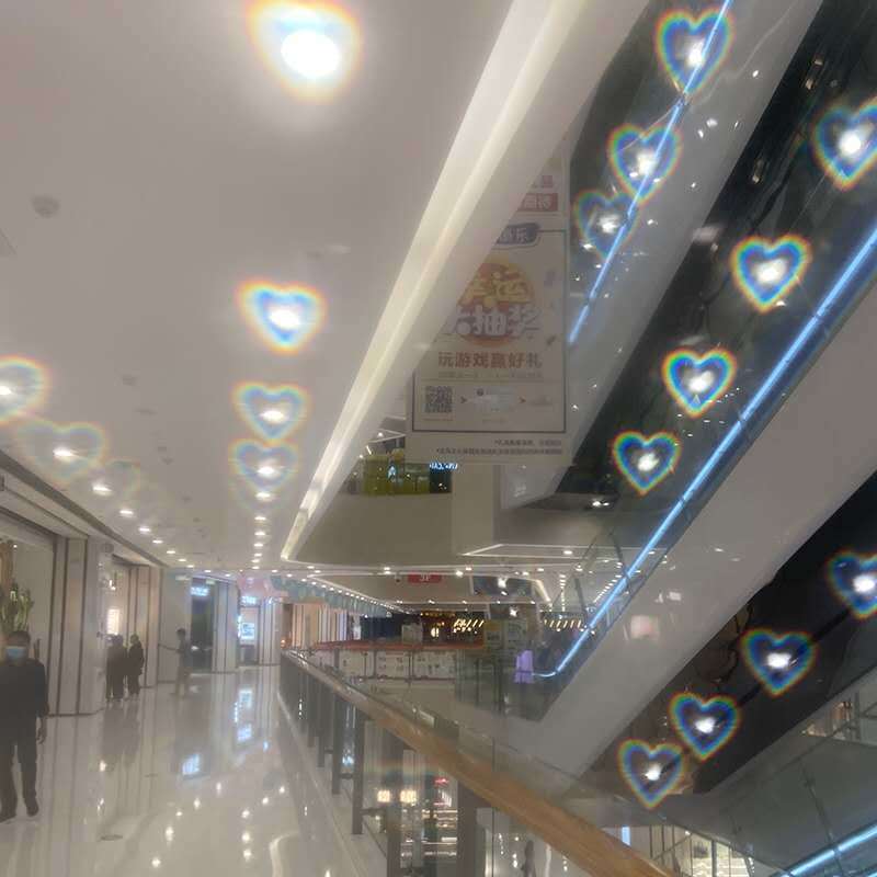 Kính mát gọng trái tim thiết kế độc đáo