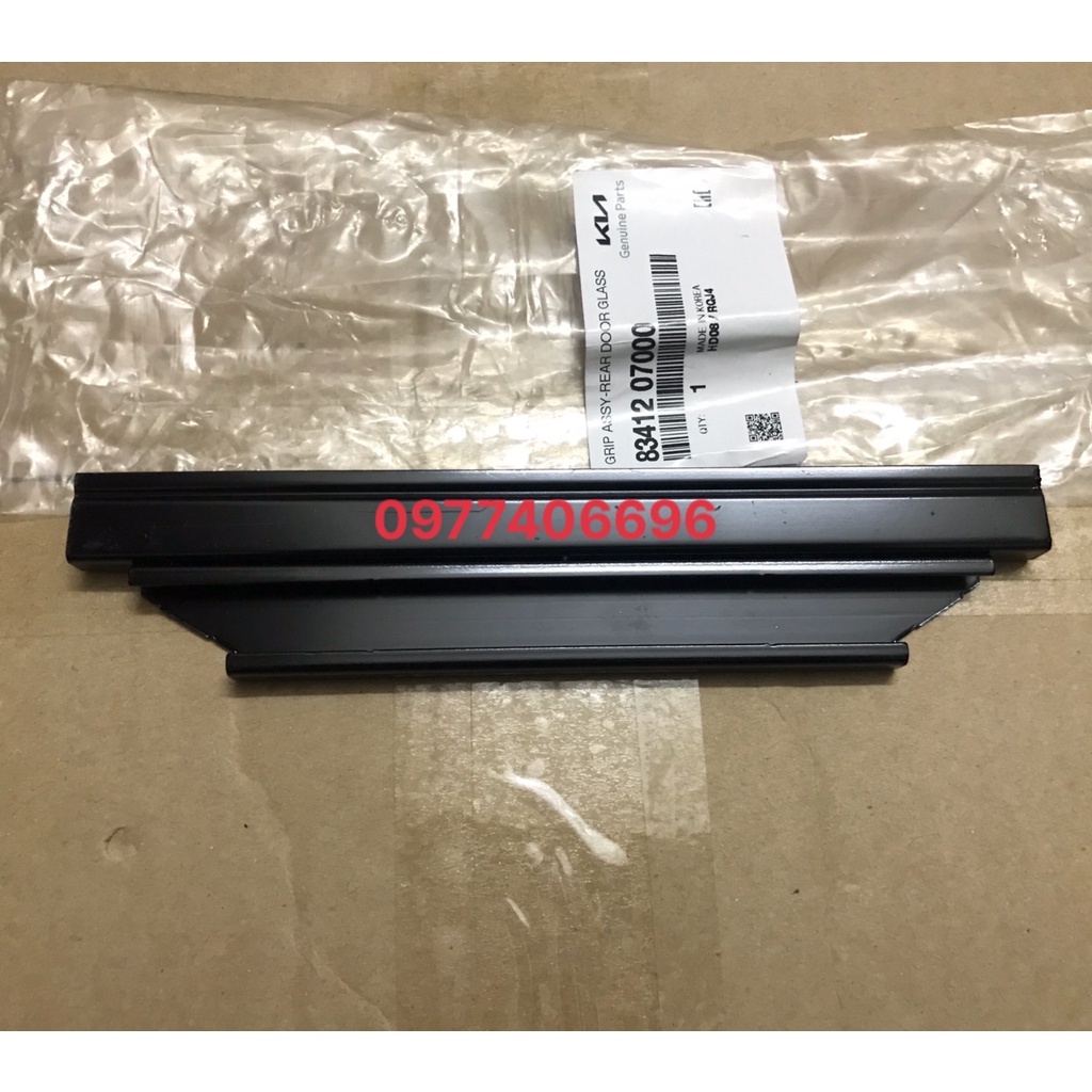 Đế giữ chân kính cánh cửa sau Kia Morning/ Hyundai Getz - Mã phụ tùng 8341207000