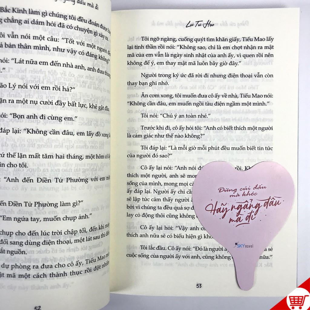 Sách - Đừng Cúi Đầu Mà Khóc, Hãy Ngẩng Đầu Mà Đi (Kèm Bookmark)