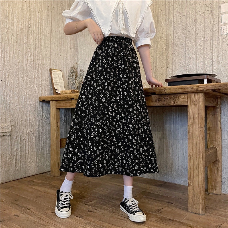 Váy lưng cao họa tiết hoa theo phong cách retro Hàn Quốc