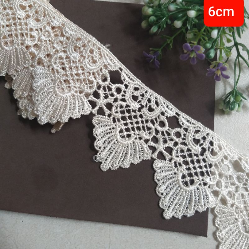 Ren thêu chỉ bóng trang trí may vá, màu kem  , size 6cm  .