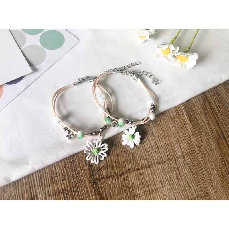 Vòng gốm hoa cúc màu trắng nhị xanh xinh xắn