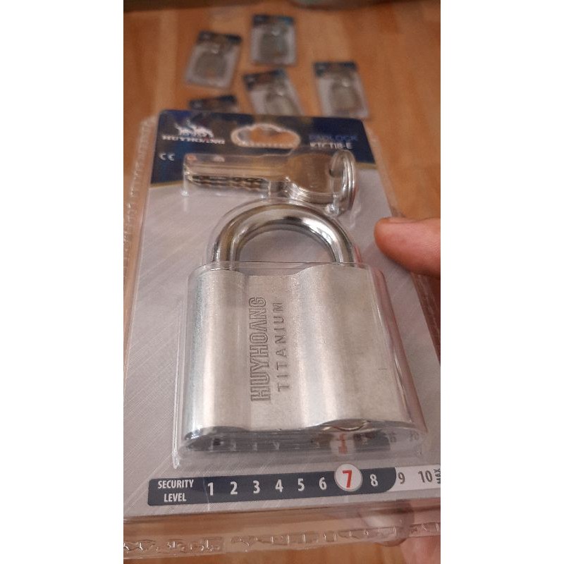 KHÓA TREO HUY HOÀNG TITANIUM 52/8