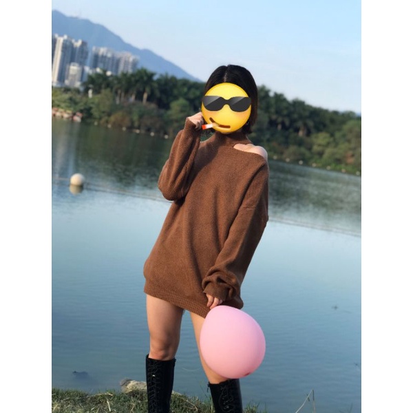 Áo len dáng dài hở bên vai phong cách cá tính