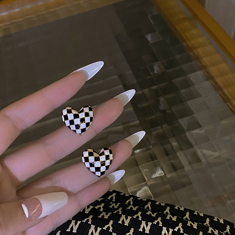 Bông tai đinh tán chốt bạc họa tiết trái tim kẻ ca rô tráng men màu sắc tương phản