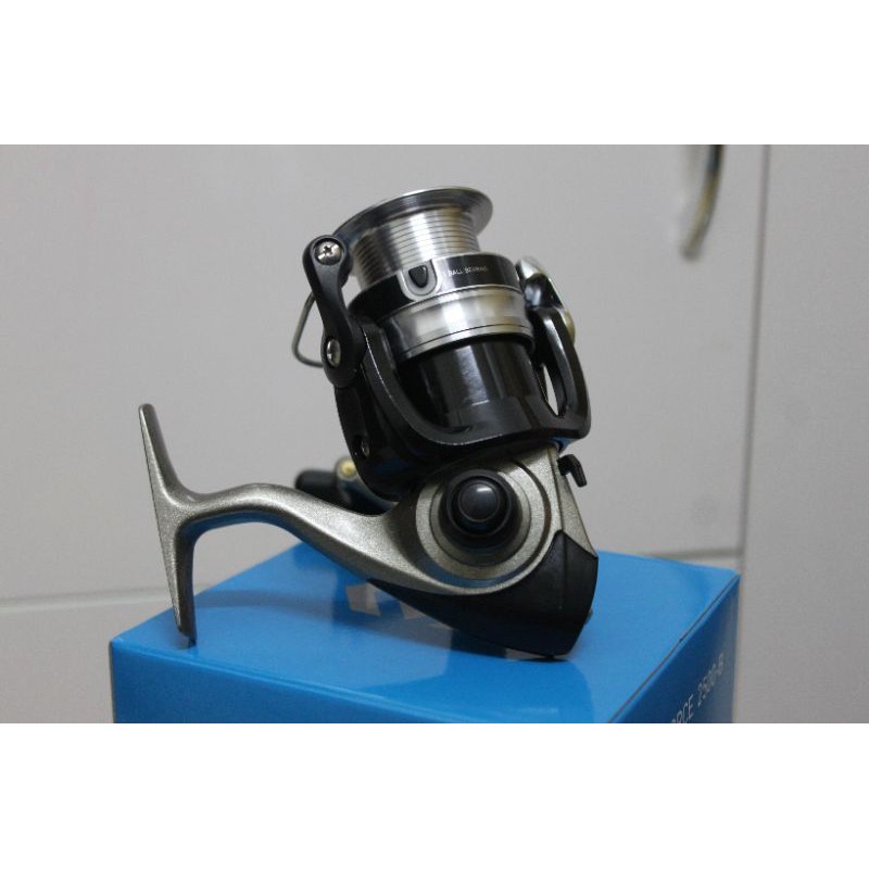 Máy câu đứng Daiwa Strikeforce 2500-B
