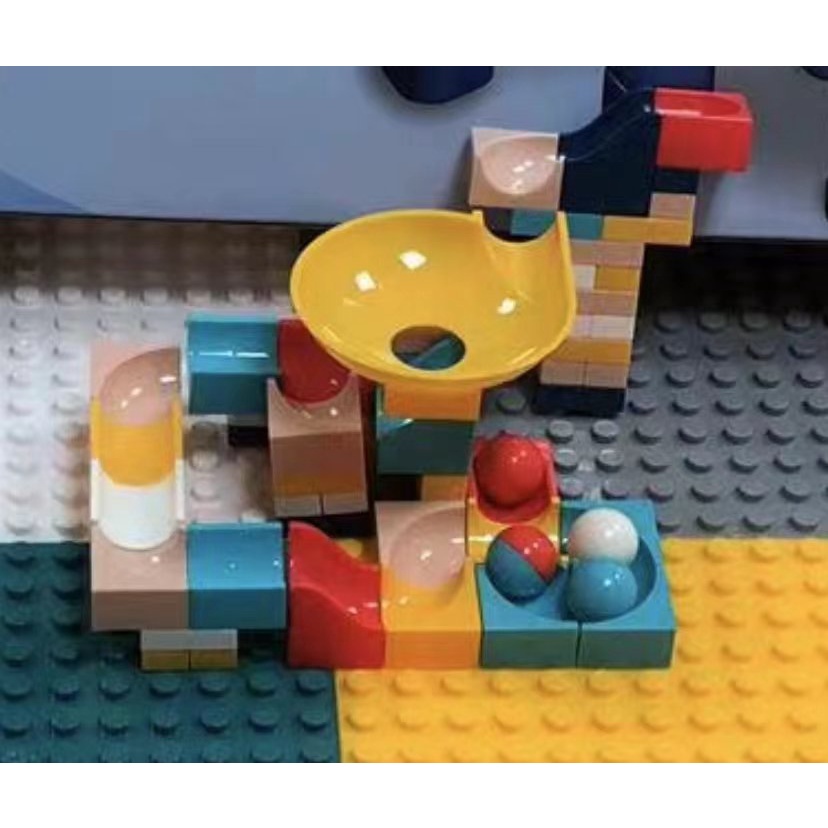 Bộ bàn ghế trẻ em có kèm đồ chơi lắp ráp Lego
