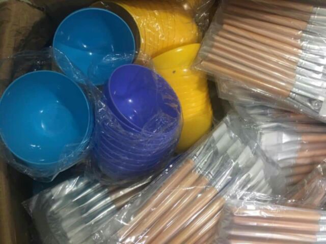 Chổi,  cọ cán gỗ dùng đắp mặt nạ