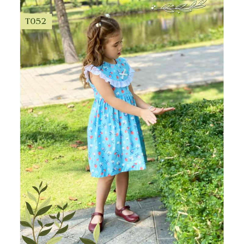 Váy xanh tiểu thư Oli River Kids xinh xắn dành cho bé nổi bật với họa tiết quả dâu