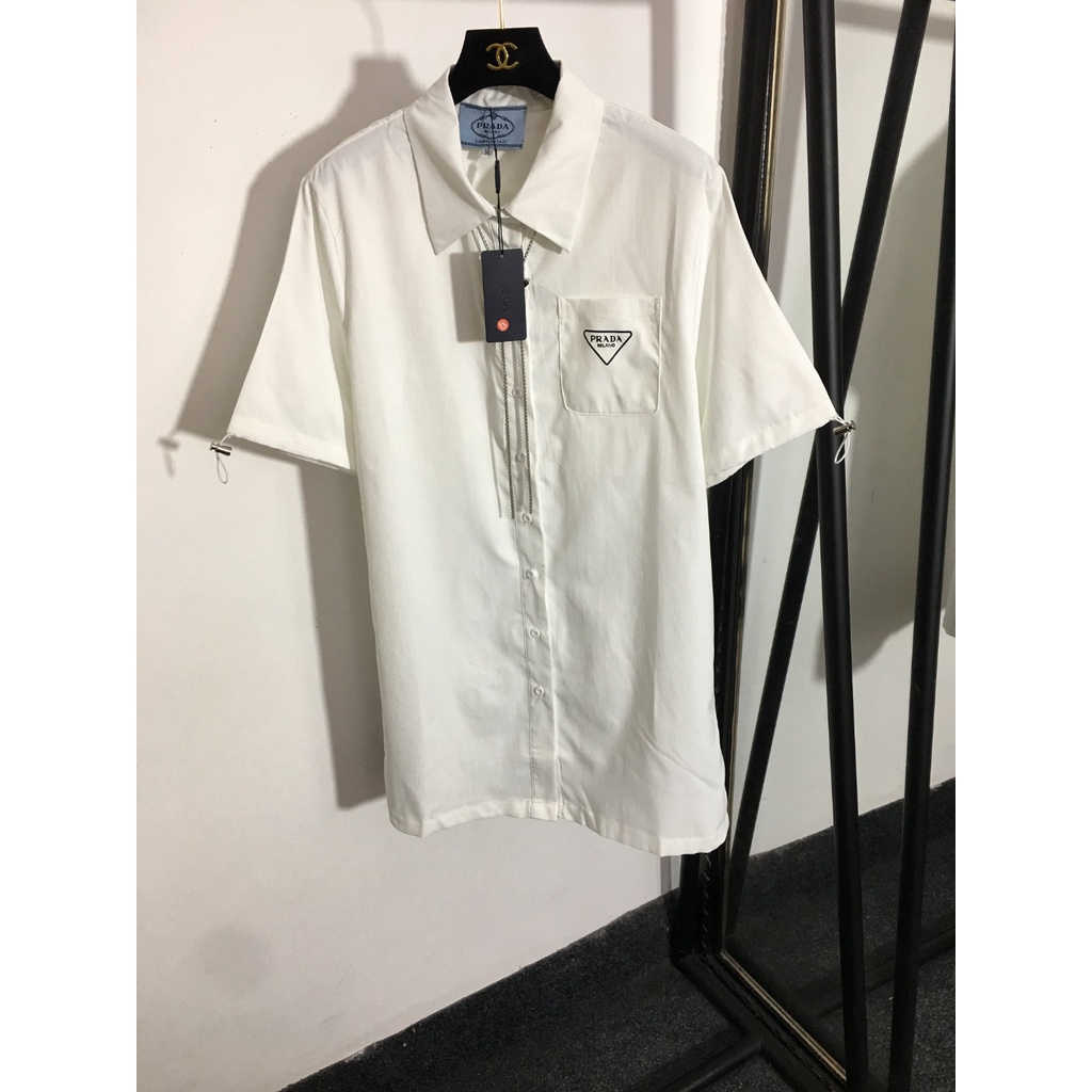 Áo sơ mi nữ thời trang cao cấp Prada với thiết kế basic có túi nắp và dây kèm dây đeo cổ có logo Prada