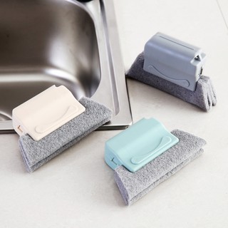 Dụng cụ lau khe cửa kính, cửa sổ, rèm cửa đa năng có tay cầm bằng nhựa chắc chắn.