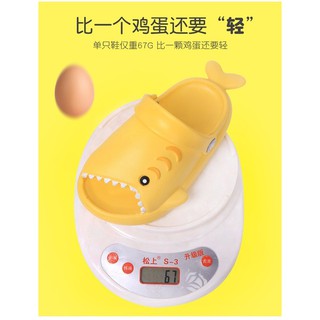 Dép sục cá mập cho bé