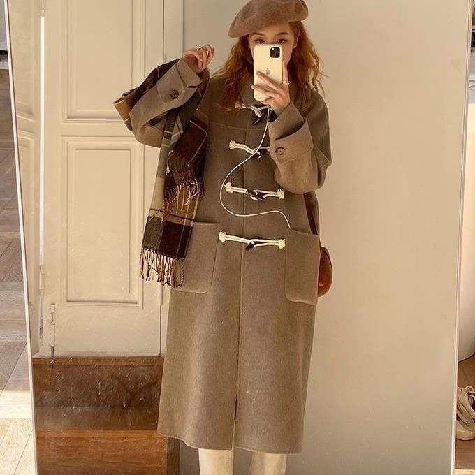 The girl's coat is autumn and winter style, the Korean version is loose and thin, the horn buckle is small, and the coat is medium and long.