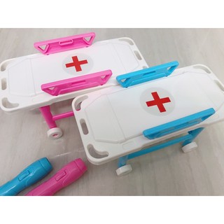Giường bác sĩ và đèn pin