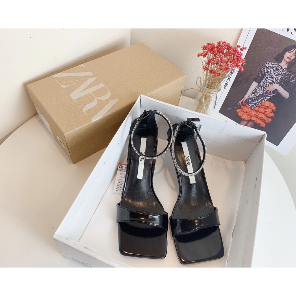 Sandal vòng đá mũi vuông