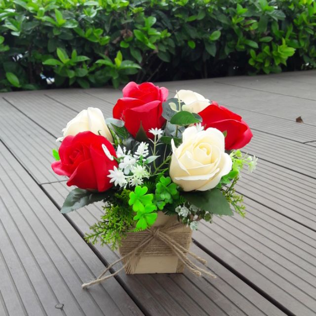 Chậu hoa hồng sáp 7 bông