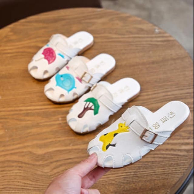 Dép sục cho bé gái