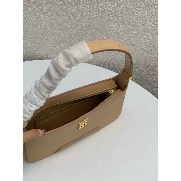 Túi kẹp nách siêu đẹp Burberry, có khoá kín miệng, chi tiết sắc nét full box