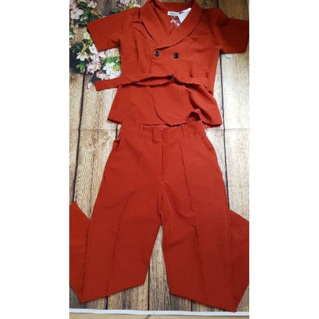 Set vest có 3 màu cam đất, đỏ đô, nude