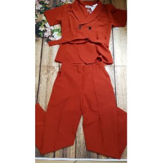 Set vest có 3 màu cam đất, đỏ đô, nude