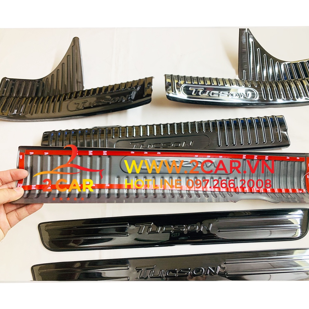 Ốp bậc chân trong, ngoài xe HYUNDAI TUCSON 2022- 2023 chất liệu Titan chữ dập nổi cao cấp