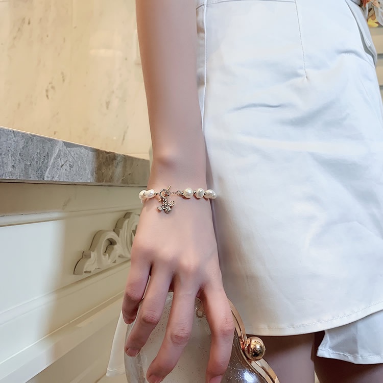 Vòng Tay Đính Ngọc Trai Hình Ong Sang Trọng Cho Nữ