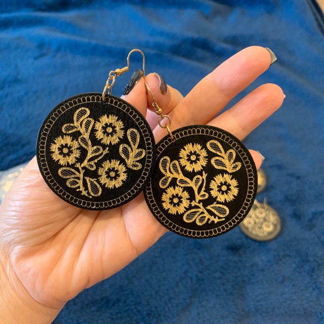Khuyên tròn hoạ tiết