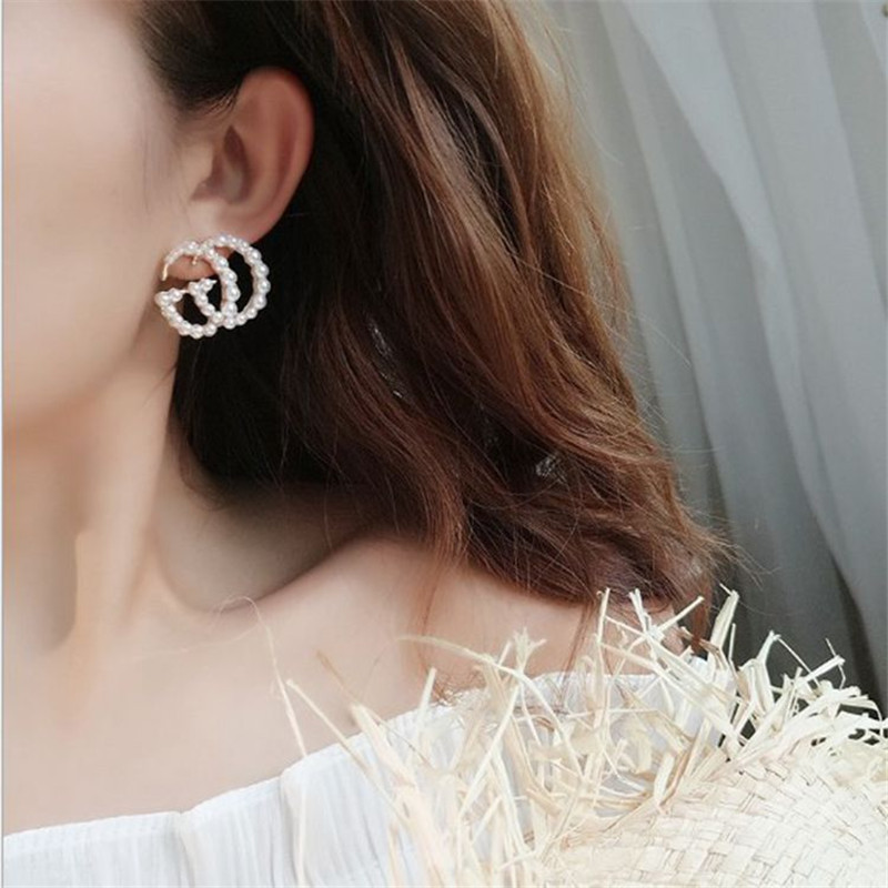 Đôi bông tai đính hạt ngọc trai sáng kim bạc S925 Hàn Quốc tạo hình chữ cái