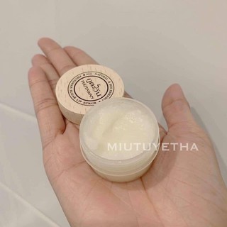 Tẩy da chết cho môi