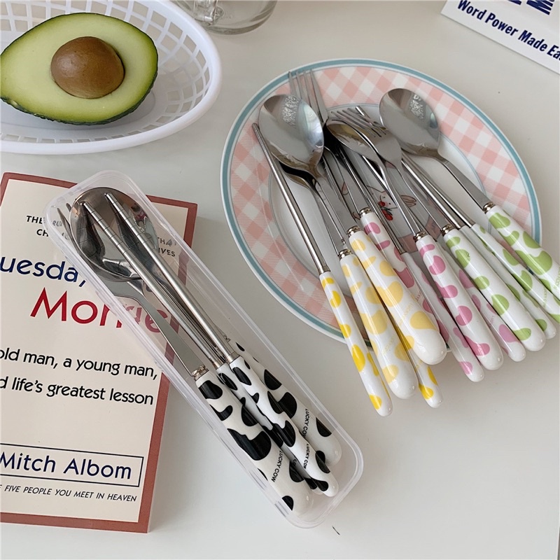 Bộ đũa thìa inox cá nhân hoạ tiết bò sữa dễ thương (kèm hộp đựng) - Set 3 thìa đũa muỗng văn phòng, dã ngoại, du lịch