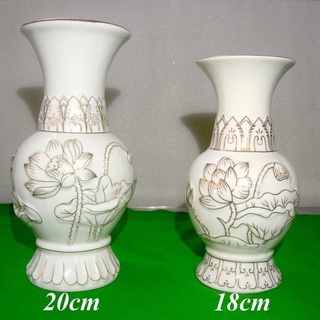 bình hoa thờ cúng hoa sen trắng