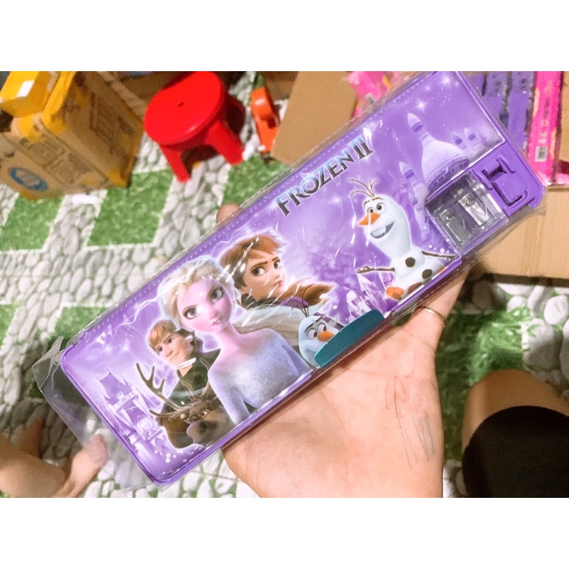 HỘP ĐỰNG BÚT BẰNG NHỰA CÓ 2 NGĂN KÈM 2 GỌT BÚT CHÌ