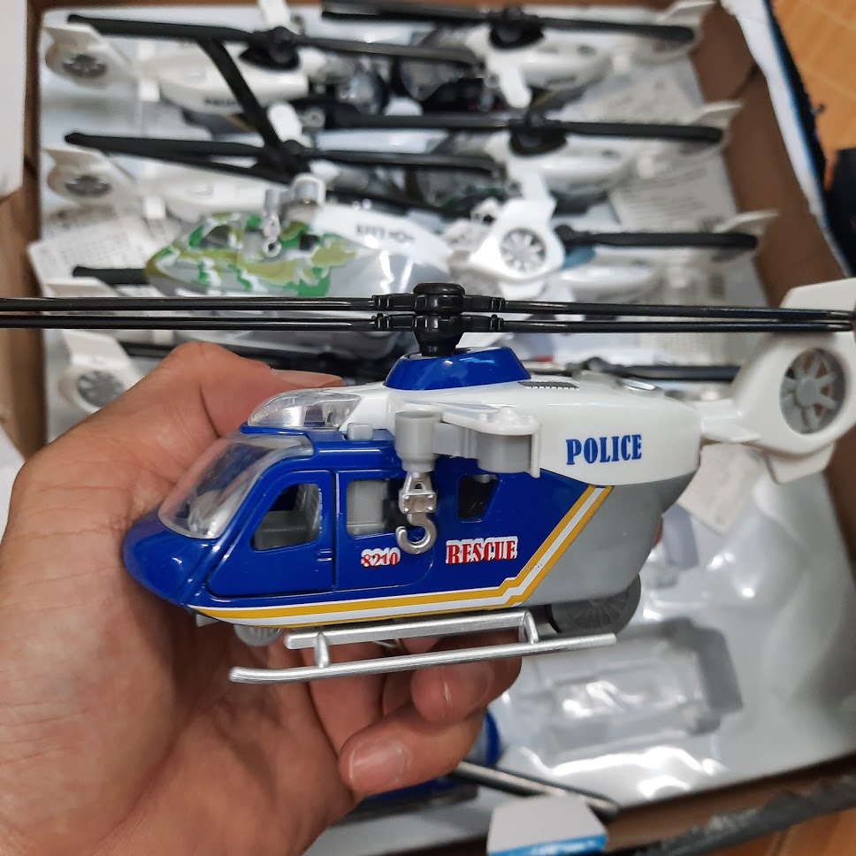 Máy bay trực thăng mô hình đồ chơi trẻ em tỉ lệ 1:32 bằng hợp kim có âm thanh và đèn