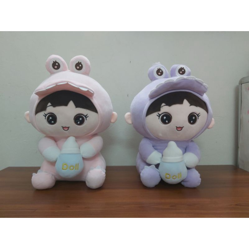 Baby cosplay khủng long ôm bình sữa
