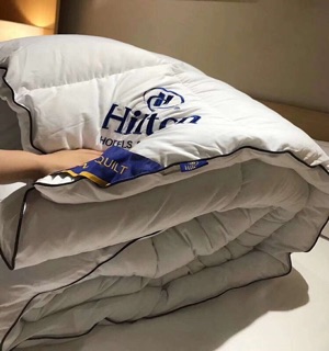 chăn bông hilton