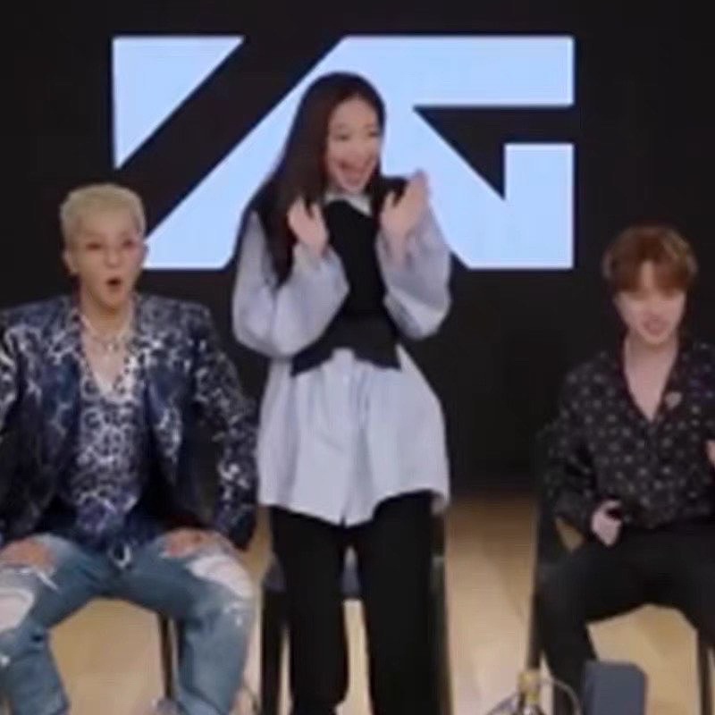 Set áo sơmi xanh + gile đen giống Jennie BLACKPINK