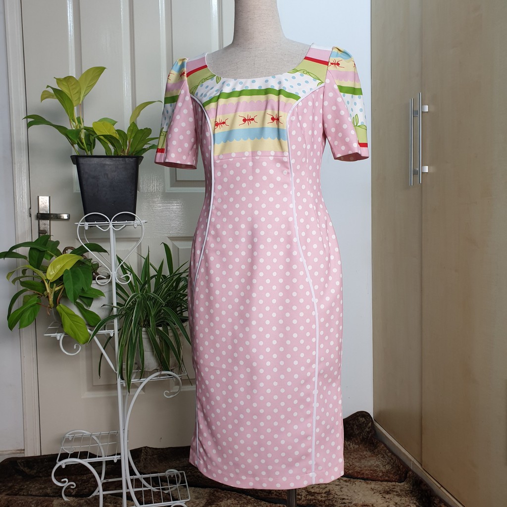 Đầm thiết kế ôm dài màu hồng phấn chấm bi họa tiết con kiến đỏ mới 98% HIGH SECOND HAND A93