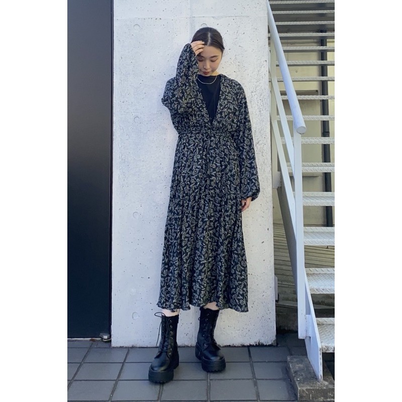 Váy liền đen hoa dài tay dễ thương, duyên dáng của GU - Nhật Bản