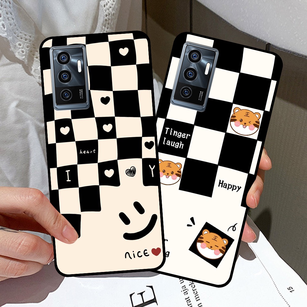 Ốp Vivo V23e in hình sọc caro, họa tiết đen trắng dễ thương