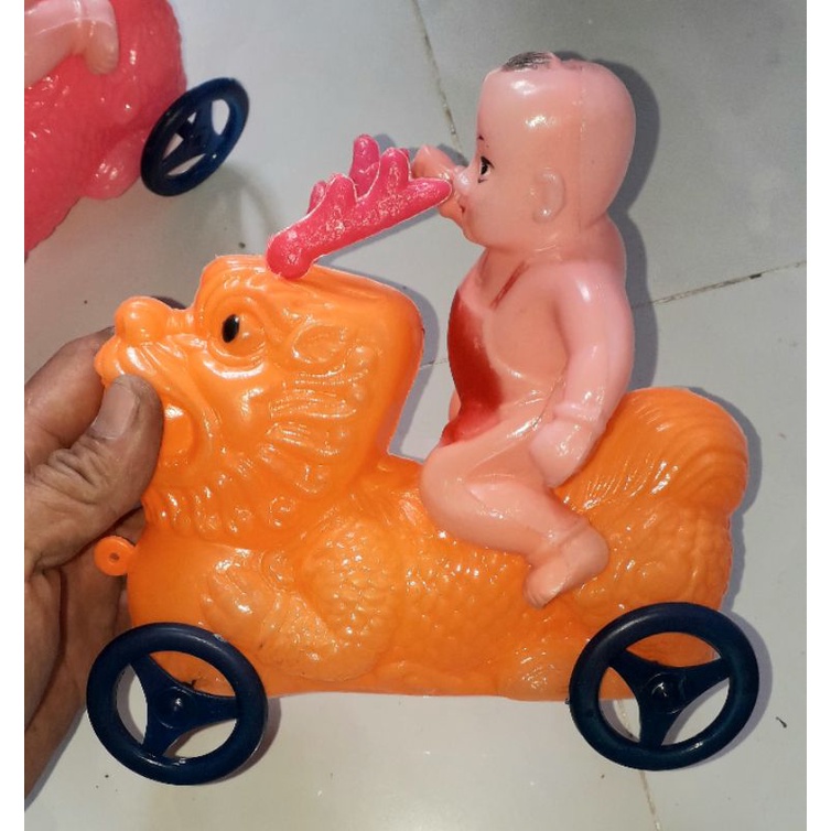 Một chiếc xe em bé cỡ rồng bằng nhựa