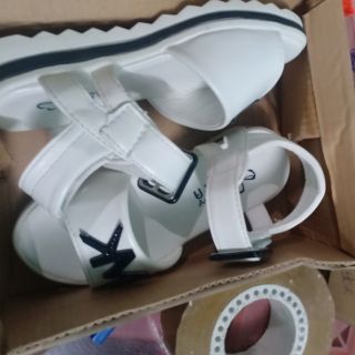 Combo 2 đôi xăng đan cho bé 10