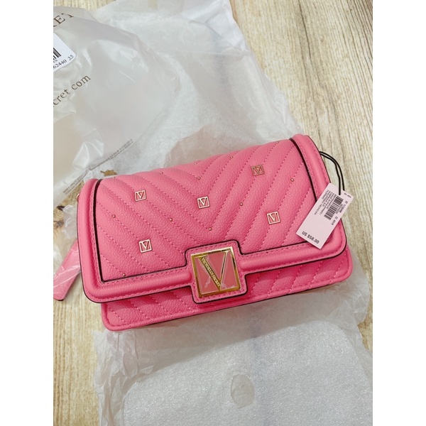 Túi đeo chéo VICTORIA SECRET màu Hot Peony hồng mẫu đơn.